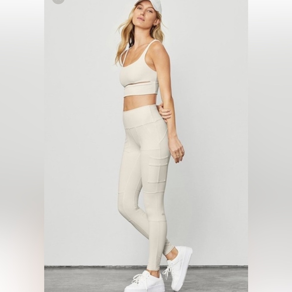 ALO YOGA
HIGH WAIST CARGO LEGGING - Color: Bone/Cream Size: M